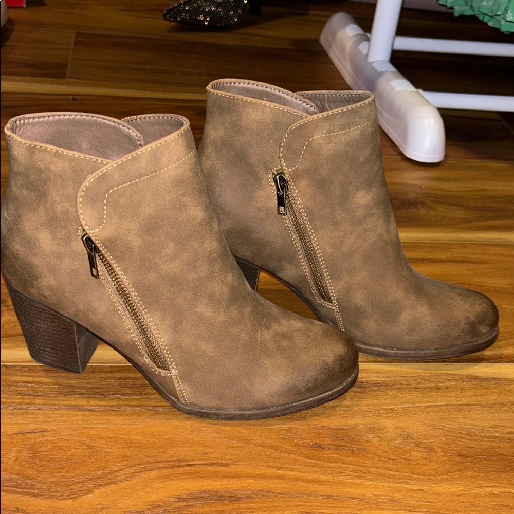 NWOB Pierre Dumas Brown Ankle Boots